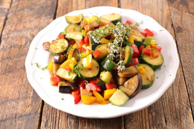 sebze ve masada kekik