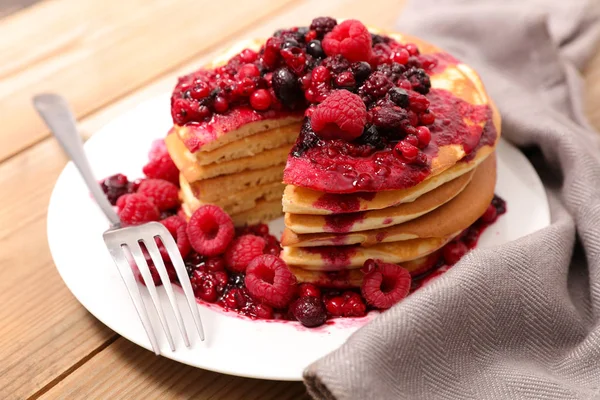 Stapel Pfannkuchen Mit Beerensauce — Stockfoto