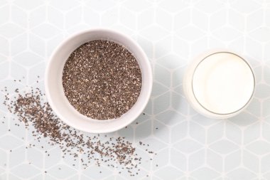 ışık arka plan üzerinde Ham chia tohum