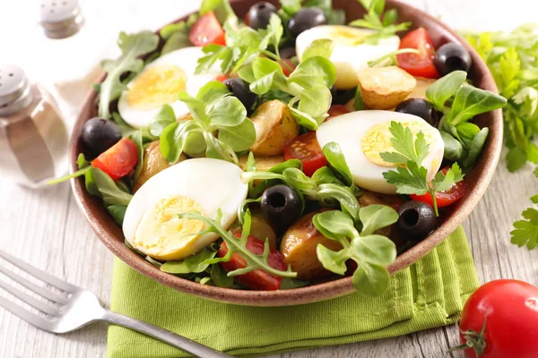 Insalata Con Uova Pomodoro Patate Olive — Foto Stock