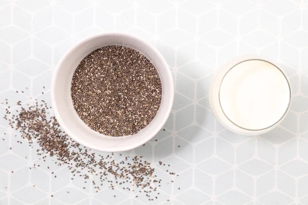 ışık arka plan üzerinde Ham chia tohum