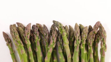 Beyaz arkaplanda çiğ kuşkonmaz