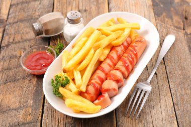 Patates kızartmalı sosis.