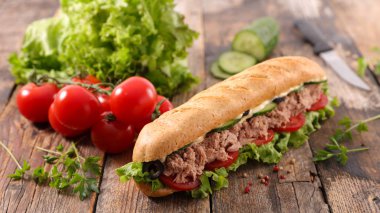 sebze ve ton balıklı sandviç