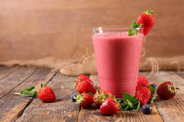 Smoothie Vermelho Fundo Madeira — Fotografia de Stock