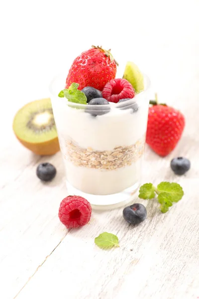 Joghurt Müsli Und Früchte Auf Weißem Holzhintergrund — Stockfoto