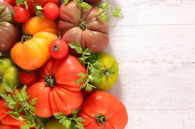 domates ahşap masa üzerinde farklı sıralama