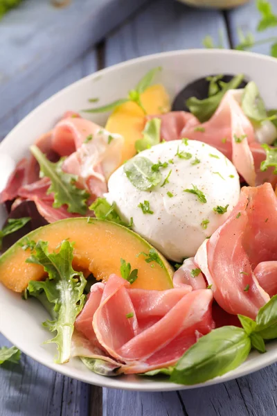 Melone Mozzarella Und Schinken Salat — Stockfoto