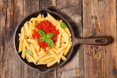 domates soslu makarna ve fesleğen.