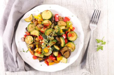 Ratatouille, Sebze Güveç beyaz plaka üzerinde