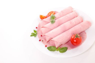 haddelenmiş Jambon dilimleri üzerinde beyaz izole