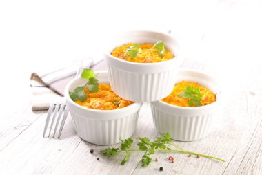 gurme havuç sufle ahşap tahta üzerinde