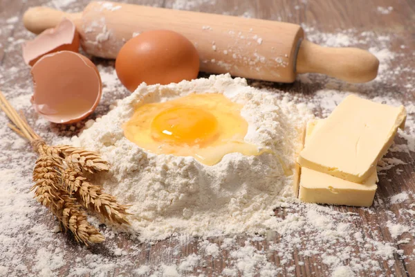 Mehl Eier Und Butter Auf Dem Tisch — Stockfoto