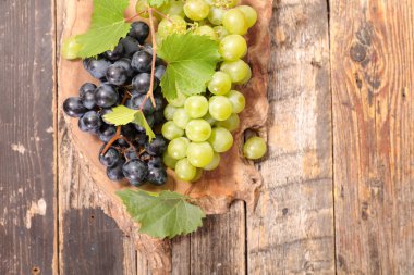 yeşil ve siyah üzüm