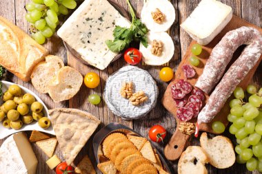 peynir, ekmek ve ahşap zemin üzerine salam