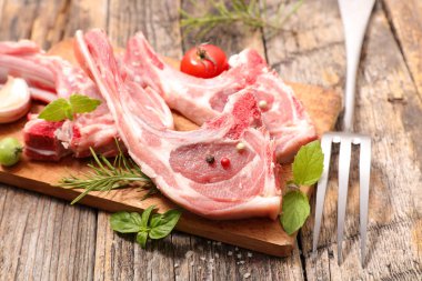 beyaz izole ham kuzu pirzolası