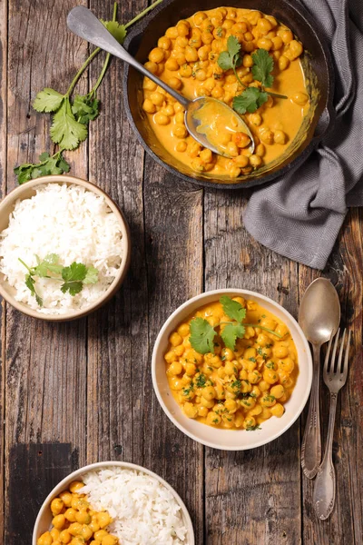 Nohut ve ahşap masa pirinç köri