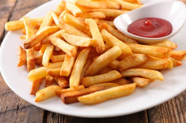 Kızarmış patates ve ketçap.