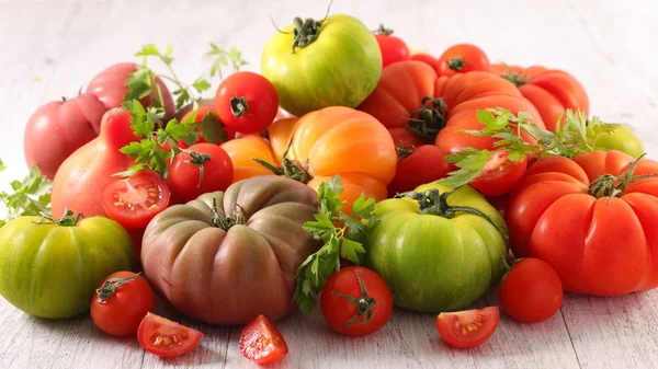 Tomates Coloridos Surtidos Sobre Fondo Claro — Foto de Stock