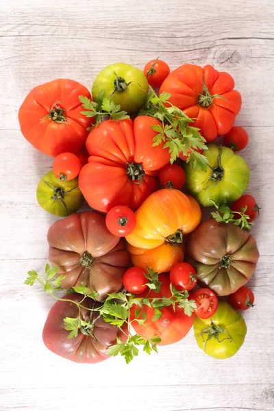 Verschiedene Bunte Tomaten Auf Hellem Hintergrund — Stockfoto