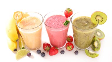 beyaz zemin üzerinde meyve smoothies