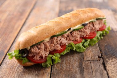 ton balığı ve salata ile sandviç