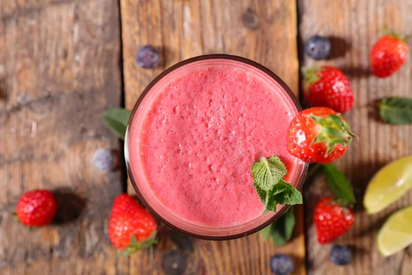 Heerlijke Aardbei Smoothie Houten Tafel — Stockfoto