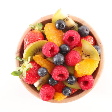 Tabak beyaz arka plan üzerinde meyve salatası