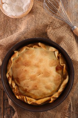 etli börek veya tourte ahşap tablo
