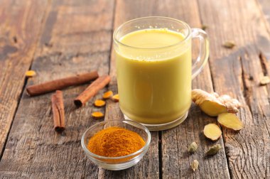 Altın süt, sütlü kahve d'or masada