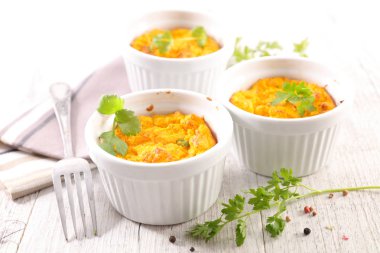 havuç börek veya beyaz tahta arka plan üzerinde sufle