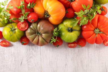 ahşap arka plan üzerinde çeşitli domates çeşitli