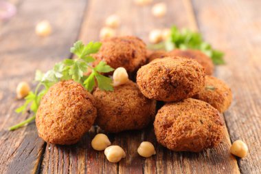 Kızarmış falafel topları ahşap tablo