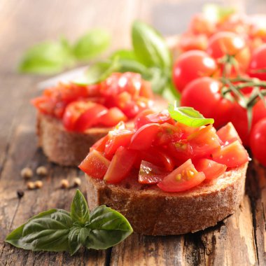 Domates ve fesleğenli bruschetta.
