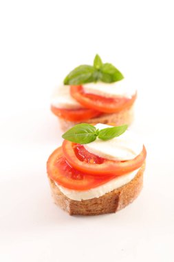 Domates, mozzarella ve fesleğenli bruschetta.