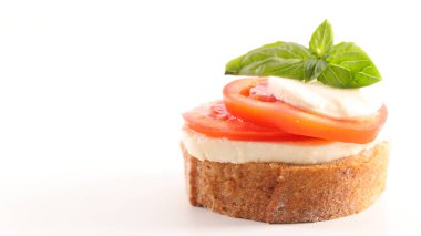 Domates, mozzarella ve fesleğenli bruschetta.