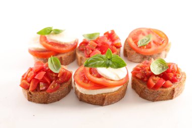 Beyaz arka plan üzerinde çeşitli bruschetta