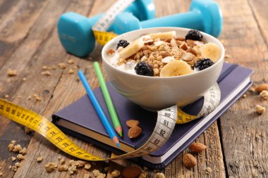 Fitness kahvaltı konsepti üzerine ahşap arka plan