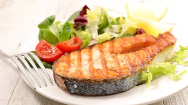 Salatalı ızgara somon bifteği.