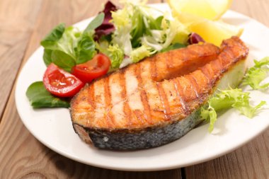 Salatalı ızgara somon bifteği.