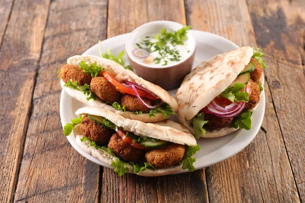 Smörgås Med Grönsaker Och Falafel — Stockfoto