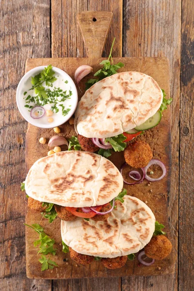 sebze ve falafel sandviç