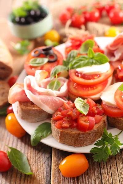 Różnorodnych Bruschetta Pomidorami Mozzarellą Oliwek — Zdjęcie stockowe