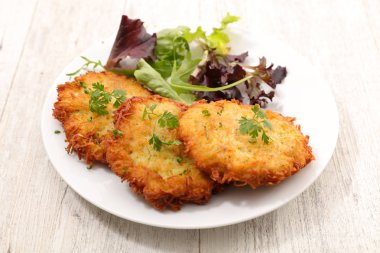kızarmış patates Galette'ye kabın içinde