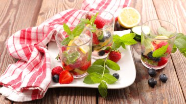 buz ve nane ile meyve kokteylleri