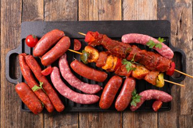 ahşap arka plan üzerinde ızgara etler