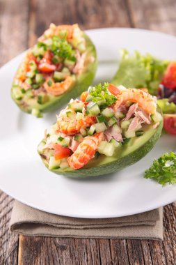 ahşap zemin üzerine karidesli avokado salatası