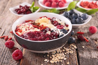 güler yüzlü kase ve ahşap arka plan üzerinde meyve