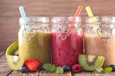 Meyve güler yüzlü, suyu ahşap arka plan üzerinde