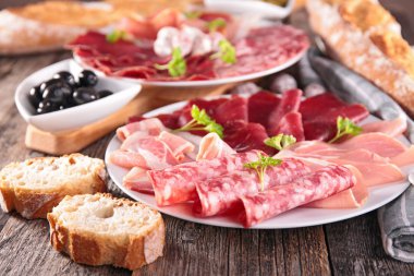 çeşitli et ve sosis ahşap arka plan üzerinde